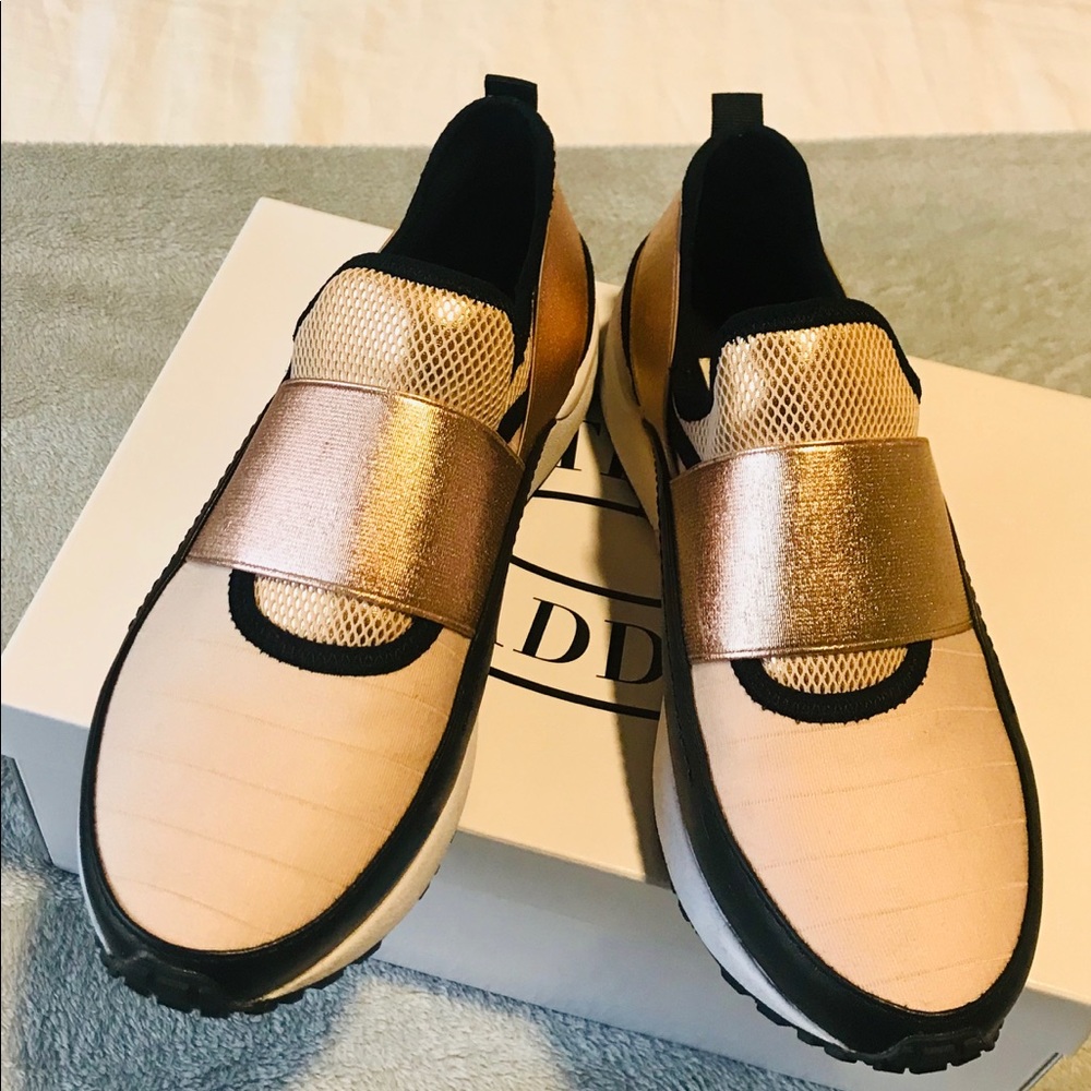 Rose Gold sneakers 👟.